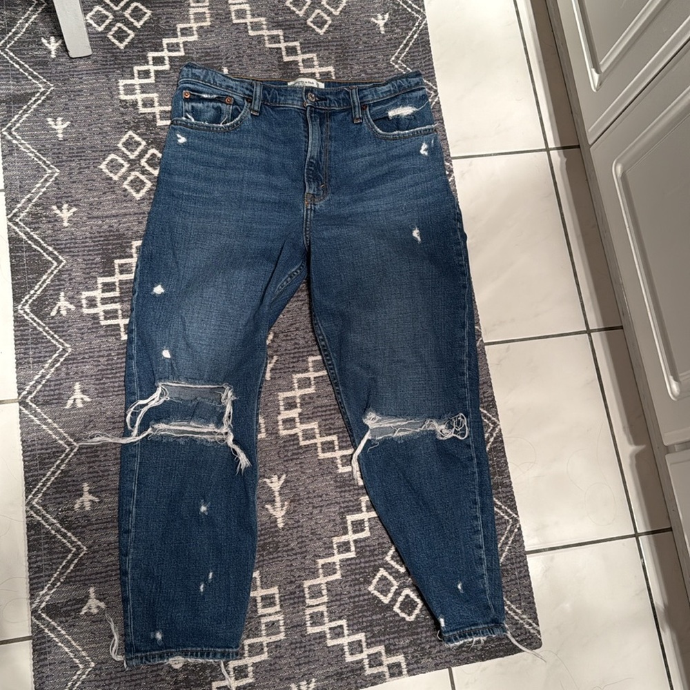Abercrombie & Fitch The Mom High Rise Jeans Distressed - Picture 2 of 8